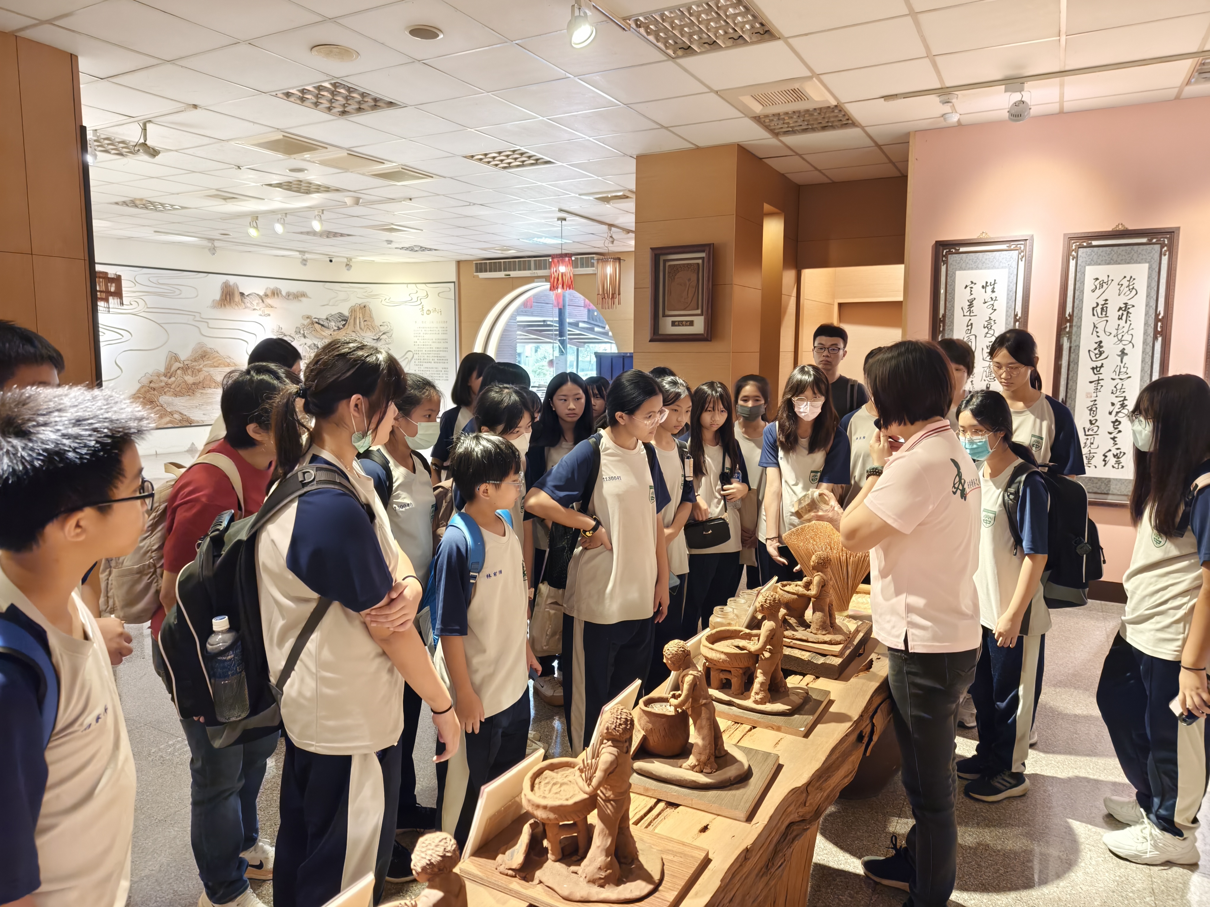 08_參觀新竹241藝術空間，脫下鞋子入展間與作品互動
